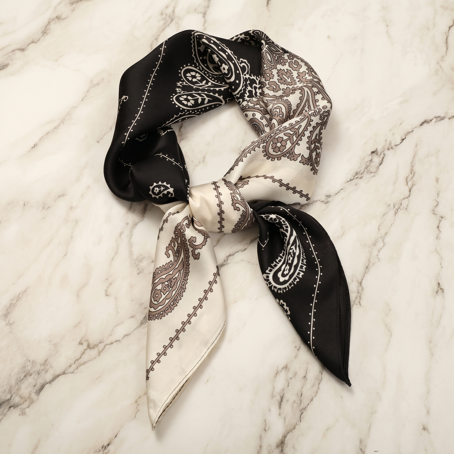 Roselys Paris foulard femme noir crème paisley carré satiné 70x70 cm
