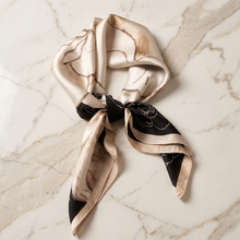 Foulard Carré Satin Fleuri — Crème & Noir Fleurs Dorées Minimalistes