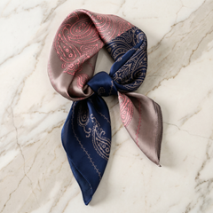 Roselys Paris foulard femme marine rose paisley carré satiné 70x70 cm