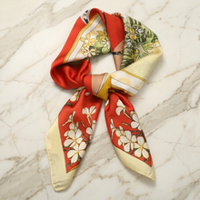 Foulard Carré Satin Fleuri — Corail & Ivoire Fleurs Botaniques