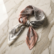 Foulard Carré Satin Paisley — Rose Poudré & Ivoire Paisley Ornemental Motif
