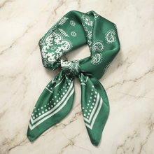 Foulard Carré Satin Paisley — Émeraude & Ivoire Paisley Baroque