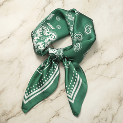 Roselys Paris foulard femme vert blanc paisley carré satiné 70x70 cm