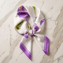 Foulard Carré Satin Fleuri — Blanc & Lavande Iris Aquarelle