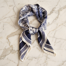 Foulard Carré Satin Baroque — Marine & Ivoire Gravures Orientales