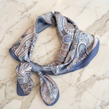 Foulard Carré Satin Paisley — Marine & Ivoire Motifs Paisley Dentelle