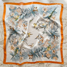 Foulard Carré Satin Fleuri — Blanc & Or Oiseaux Fleurs Botaniques