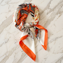Foulard Carré Satin Baroque — Rouille & Ivoire Motifs Équestres Ornementés