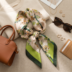Roselys Paris foulard femme crème vert fleuri carré satiné 70x70 cm, porté au cou