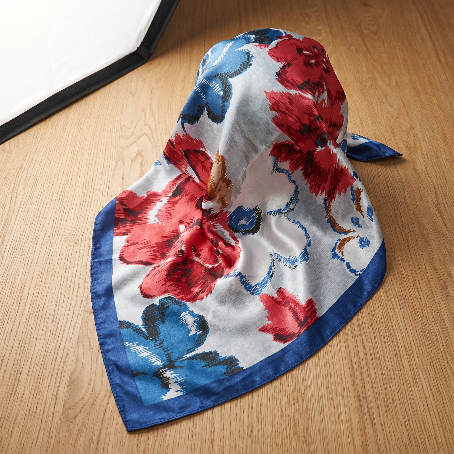 Roselys Paris foulard femme blanc rouge fleuri carré satiné 70x70 cm