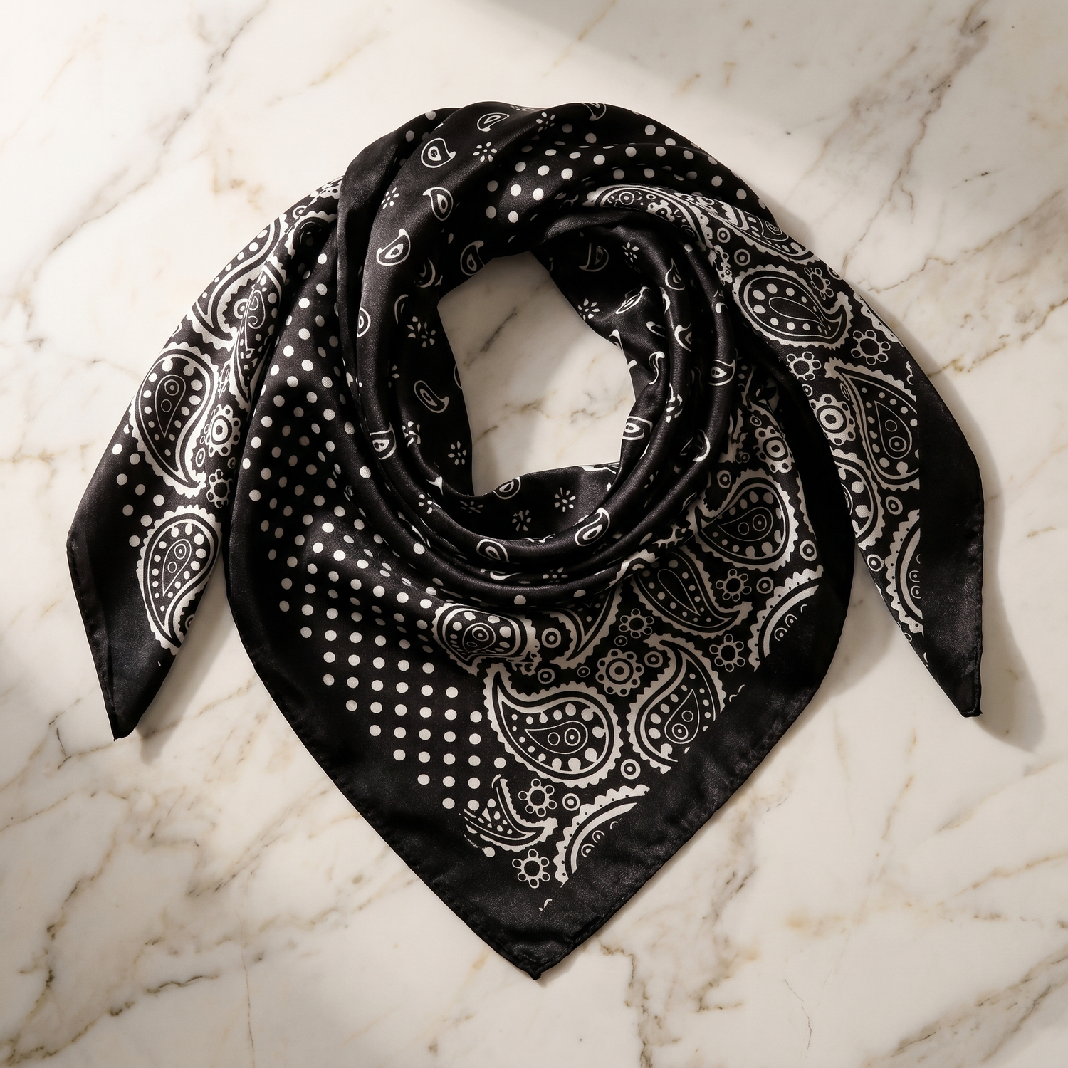 Roselys Paris foulard femme noir blanc paisley carré satiné 70x70 cm