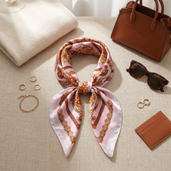 Roselys Paris foulard femme rose marron baroque carré satiné 70x70 cm, porté au cou