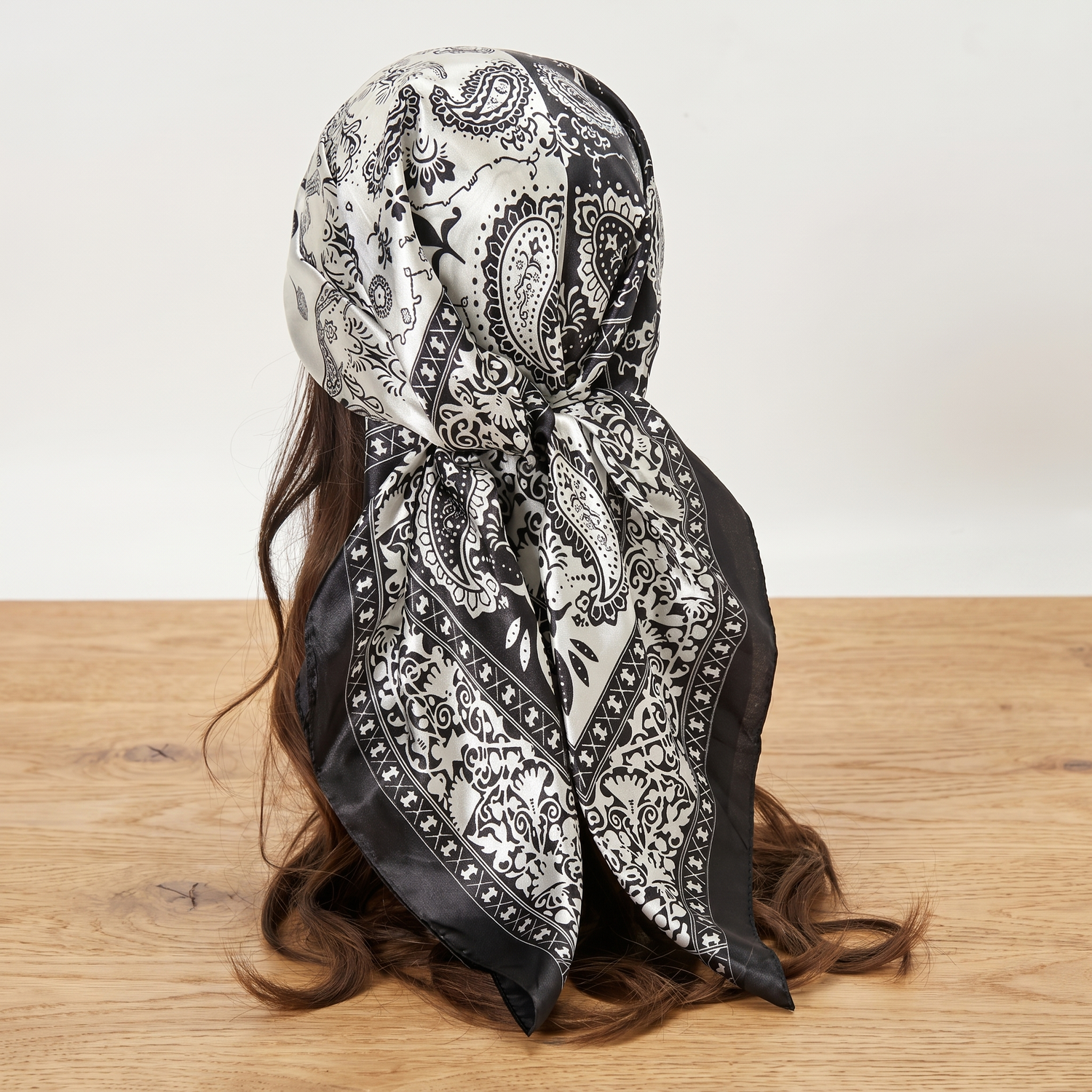 Roselys Paris foulard femme blanc noir baroque carré satiné 70x70 cm