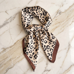 Roselys Paris foulard femme beige marron animalier carré satiné 70x70 cm