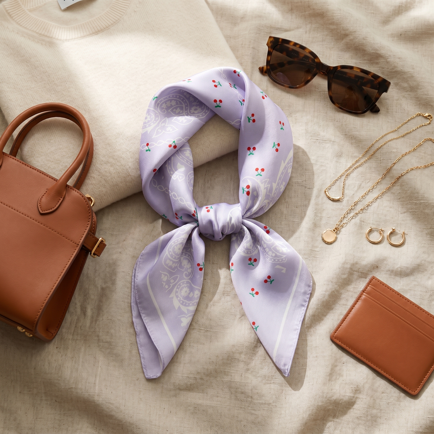 Roselys Paris foulard femme violet blanc fleuri carré satiné 70x70 cm, porté au cou