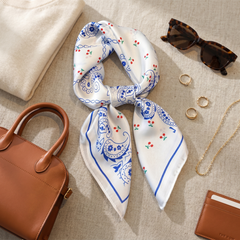 Roselys Paris foulard femme blanc bleu fleuri carré satiné 70x70 cm, porté au cou
