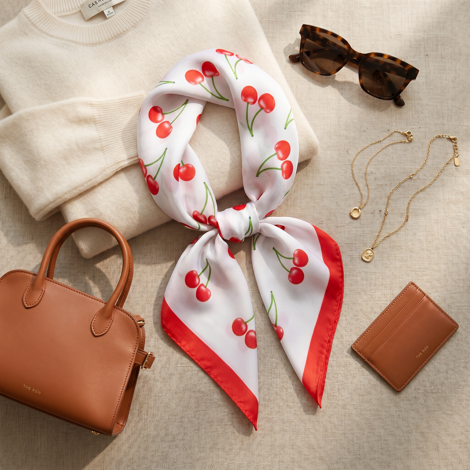 Roselys Paris foulard femme blanc rouge fleuri carré satiné 70x70 cm, porté au cou