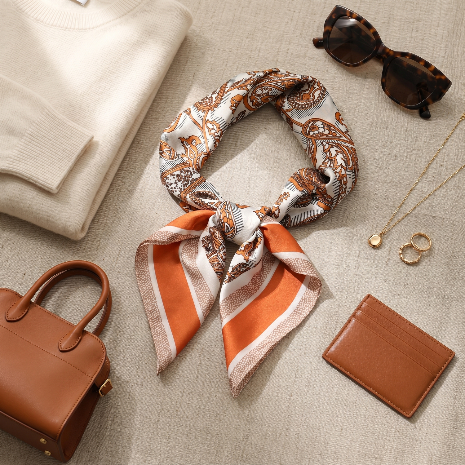 Roselys Paris foulard femme crème orange paisley carré satiné 70x70 cm, porté au cou