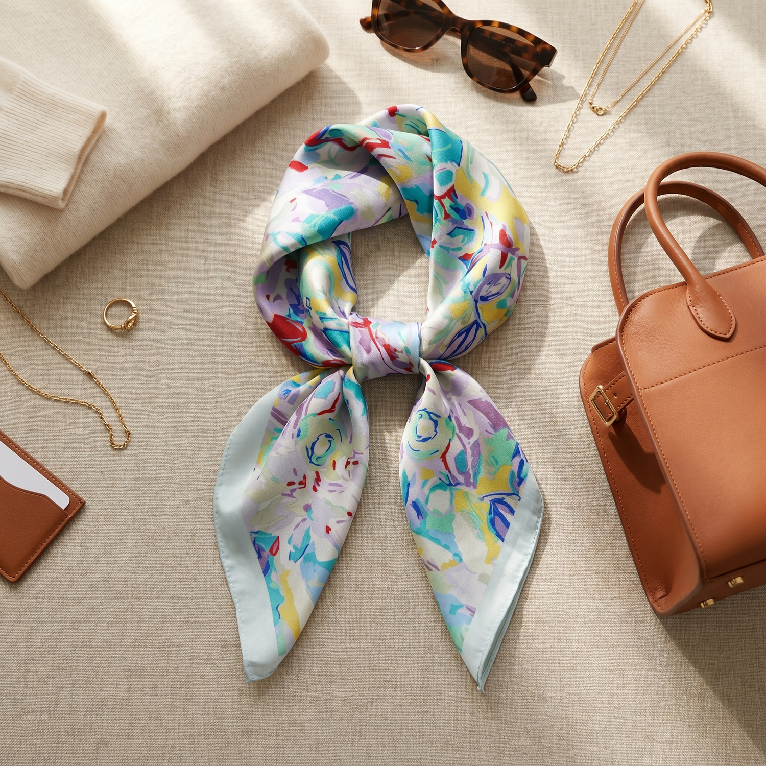 Roselys Paris foulard femme blanc turquoise fleuri carré satiné 70x70 cm, porté au cou
