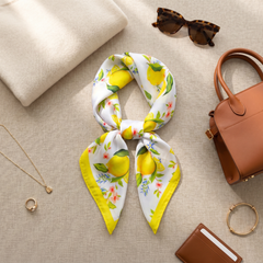 Roselys Paris foulard femme blanc jaune fleuri carré satiné 70x70 cm, porté au cou