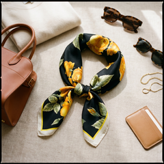 Roselys Paris foulard femme noir jaune fleuri carré satiné 70x70 cm, porté au cou