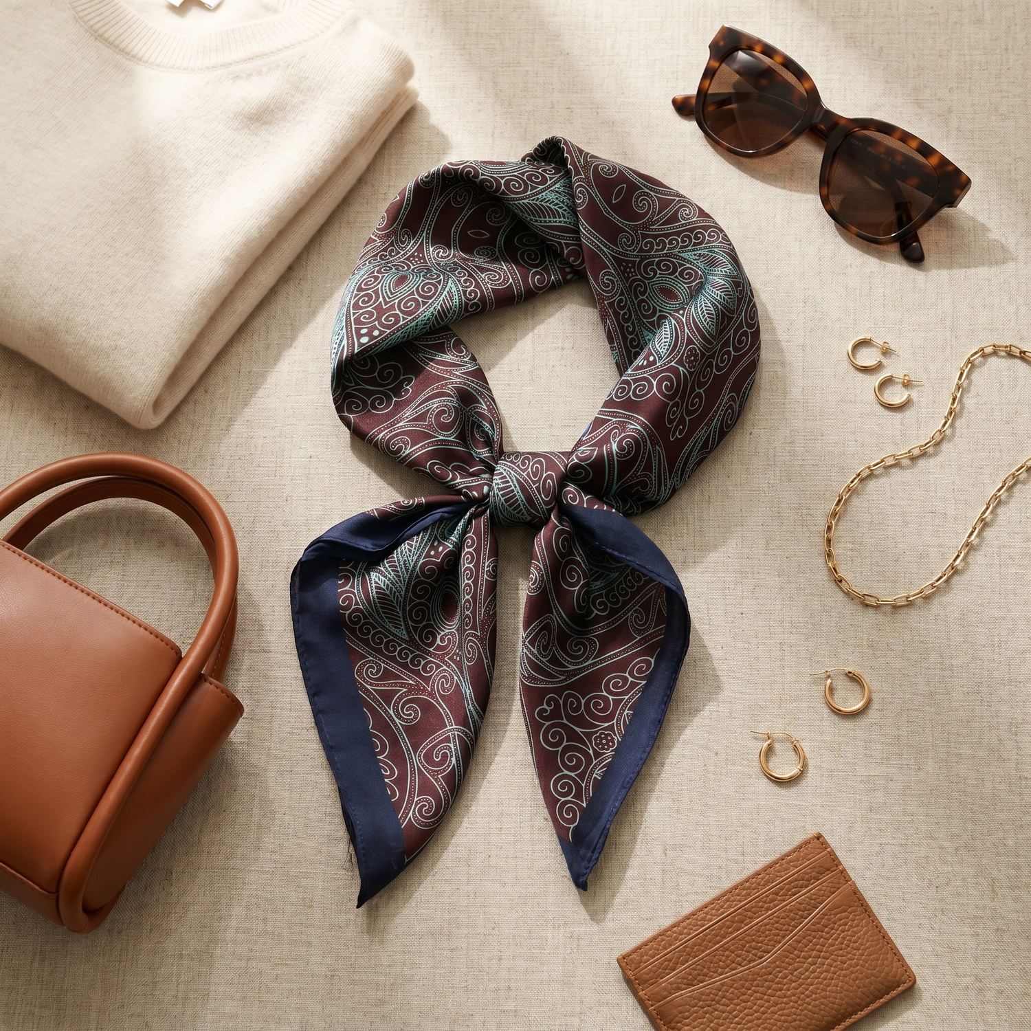 Roselys Paris foulard femme marine noir paisley carré satiné 70x70 cm, porté au cou