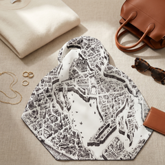 Roselys Paris foulard femme gris blanc baroque carré satiné 70x70 cm, porté au cou