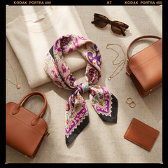 Roselys Paris foulard femme rose violet paisley carré satiné 70x70 cm, porté au cou