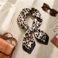 Roselys Paris foulard femme marron noir animalier carré satiné 70x70 cm, porté au cou