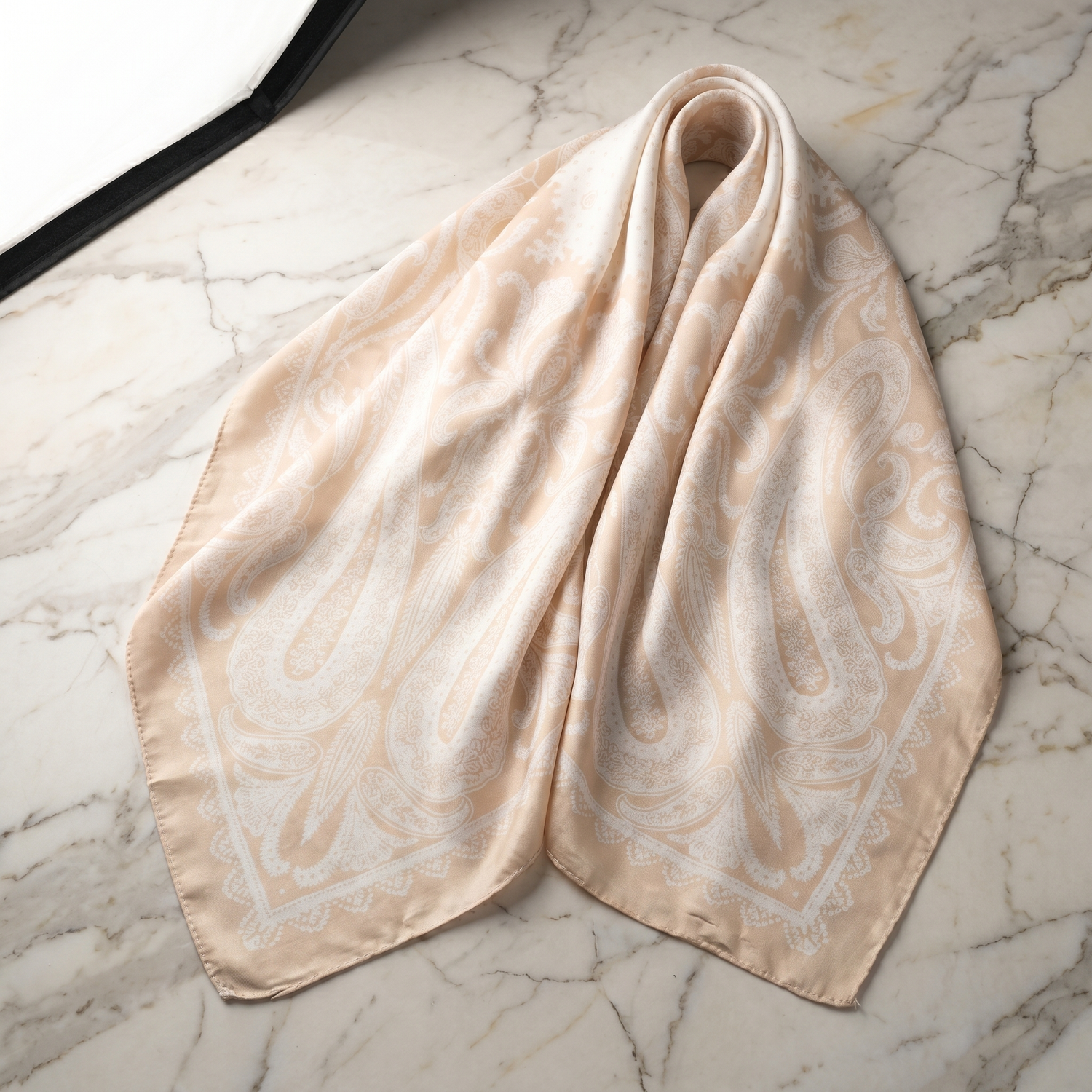 Roselys Paris foulard femme crème rose abstrait carré satiné 70x70 cm