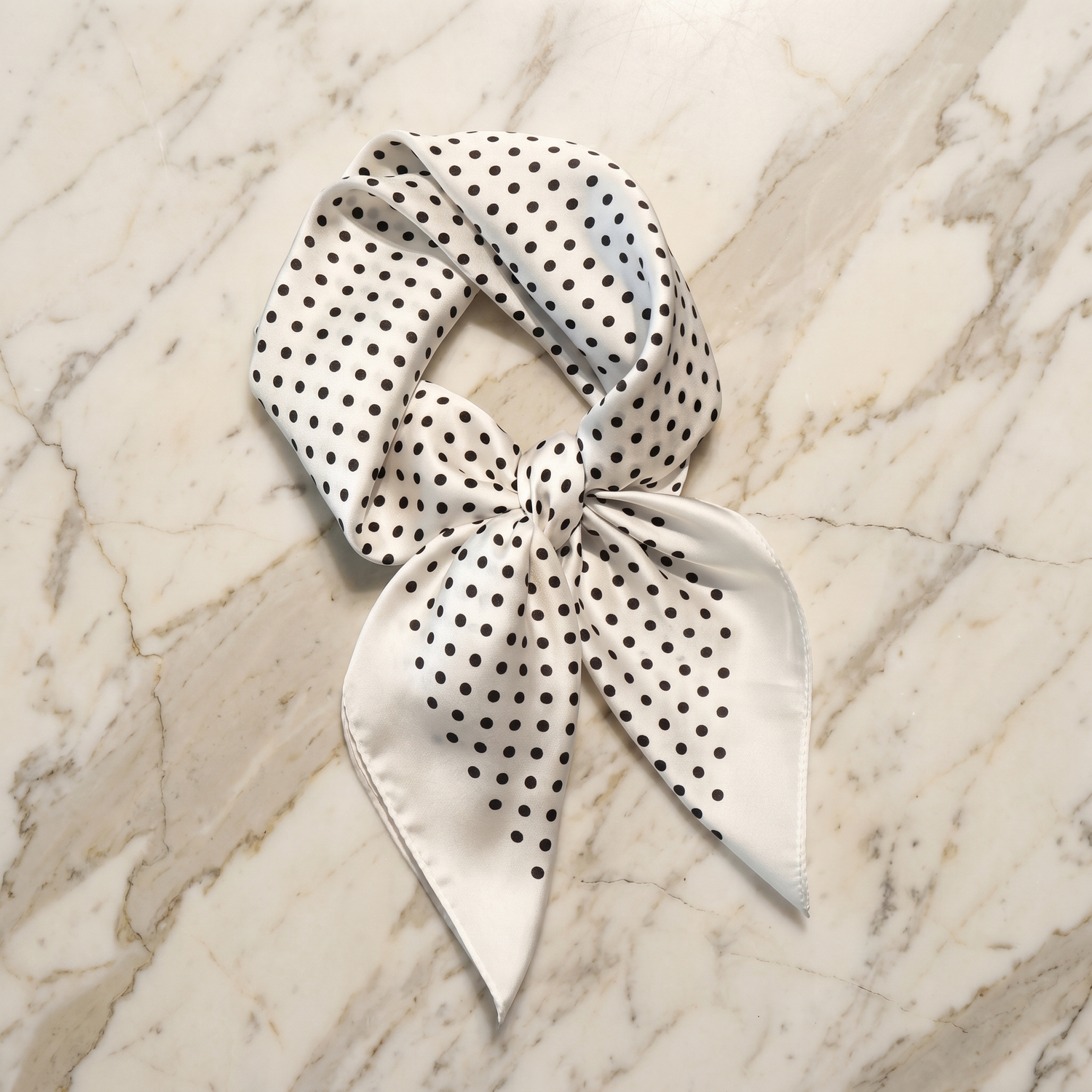 Roselys Paris foulard femme blanc noir géométrique carré satiné 70x70 cm