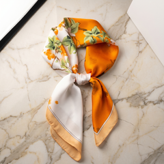 Roselys Paris foulard femme orange blanc fleuri carré satiné 70x70 cm