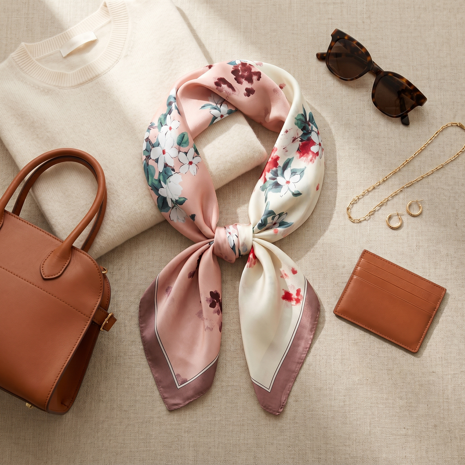 Roselys Paris foulard femme rose crème fleuri carré satiné 70x70 cm, porté au cou