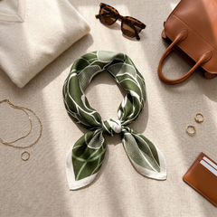 Roselys Paris foulard femme vert blanc fleuri carré satiné 70x70 cm, porté au cou