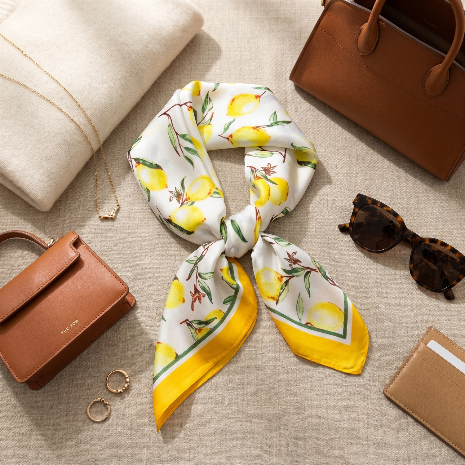 Roselys Paris foulard femme blanc jaune fleuri carré satiné 70x70 cm, porté au cou
