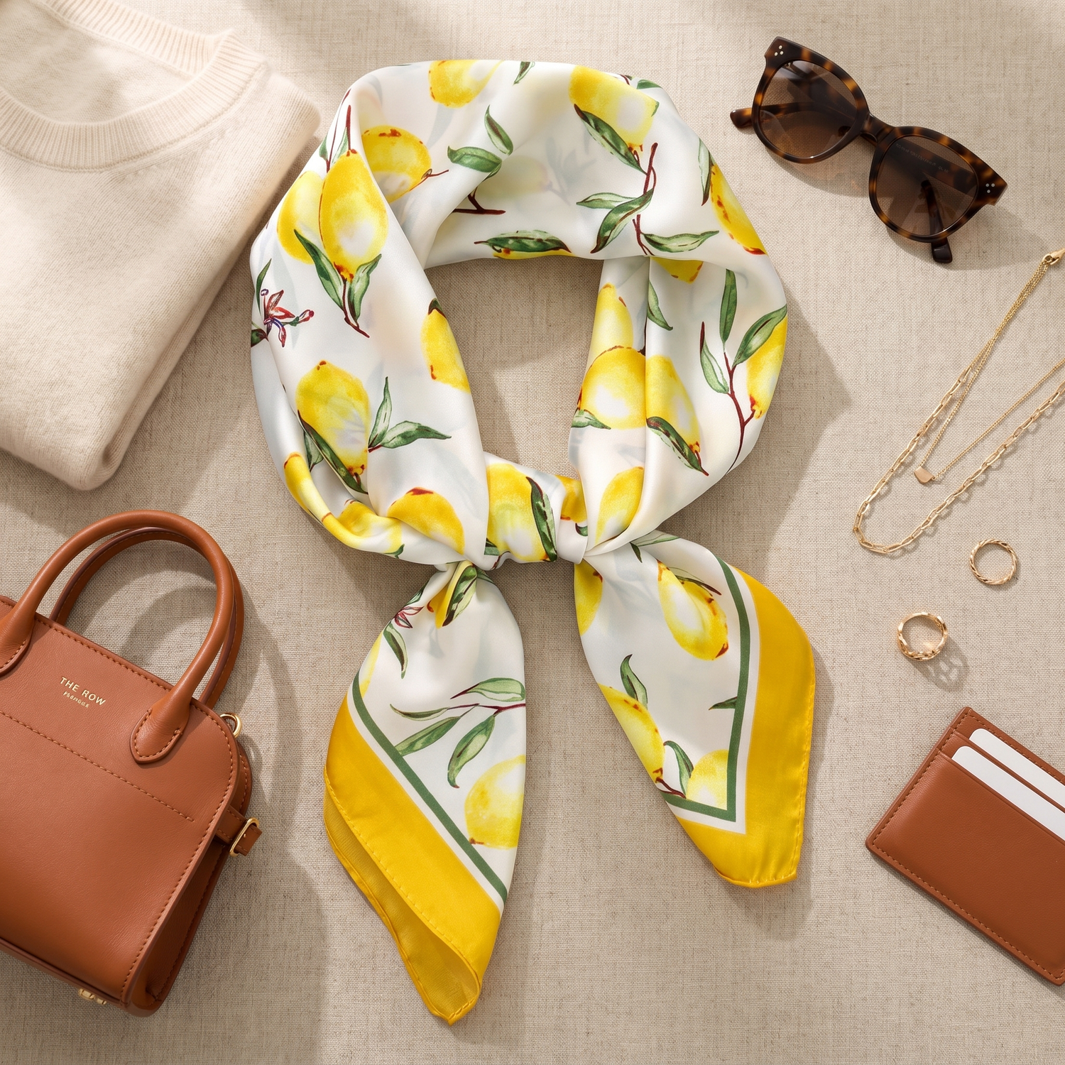 Roselys Paris foulard femme blanc jaune fleuri carré satiné 70x70 cm, porté au cou
