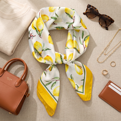Roselys Paris foulard femme blanc jaune fleuri carré satiné 70x70 cm, porté au cou