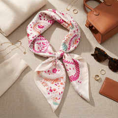 Roselys Paris foulard femme blanc rose fleuri carré satiné 70x70 cm, porté au cou