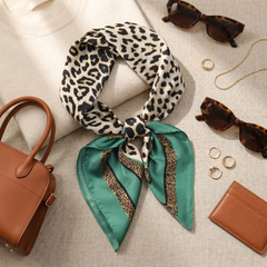 Roselys Paris foulard femme marron vert animalier carré satiné 70x70 cm, porté au cou