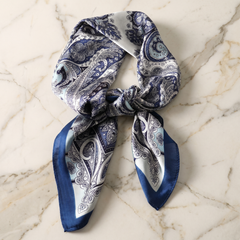 Roselys Paris foulard femme marine blanc baroque carré satiné 70x70 cm