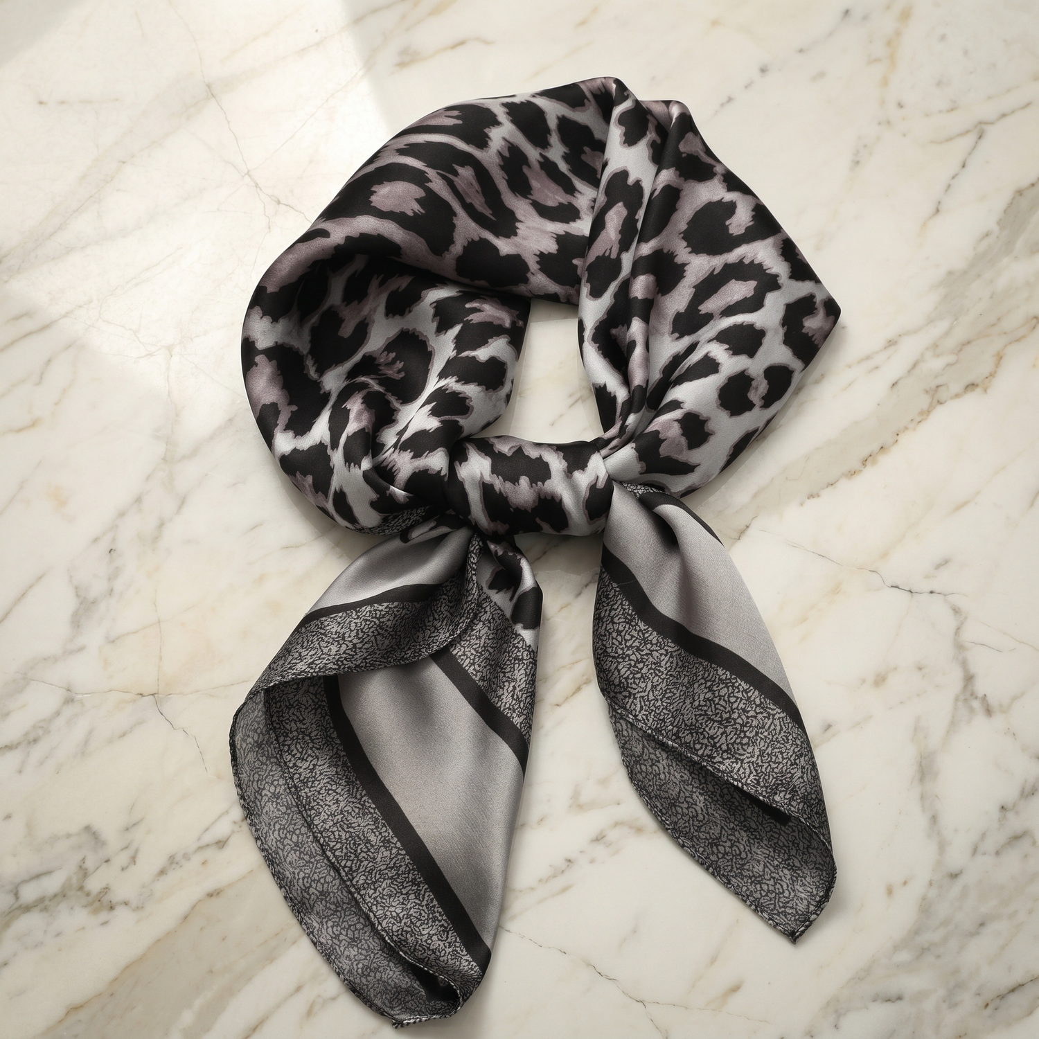 Roselys Paris foulard femme gris noir animalier carré satiné 70x70 cm
