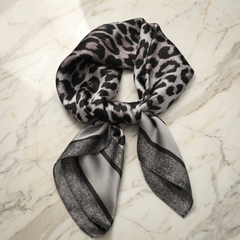 Roselys Paris foulard femme gris noir animalier carré satiné 70x70 cm