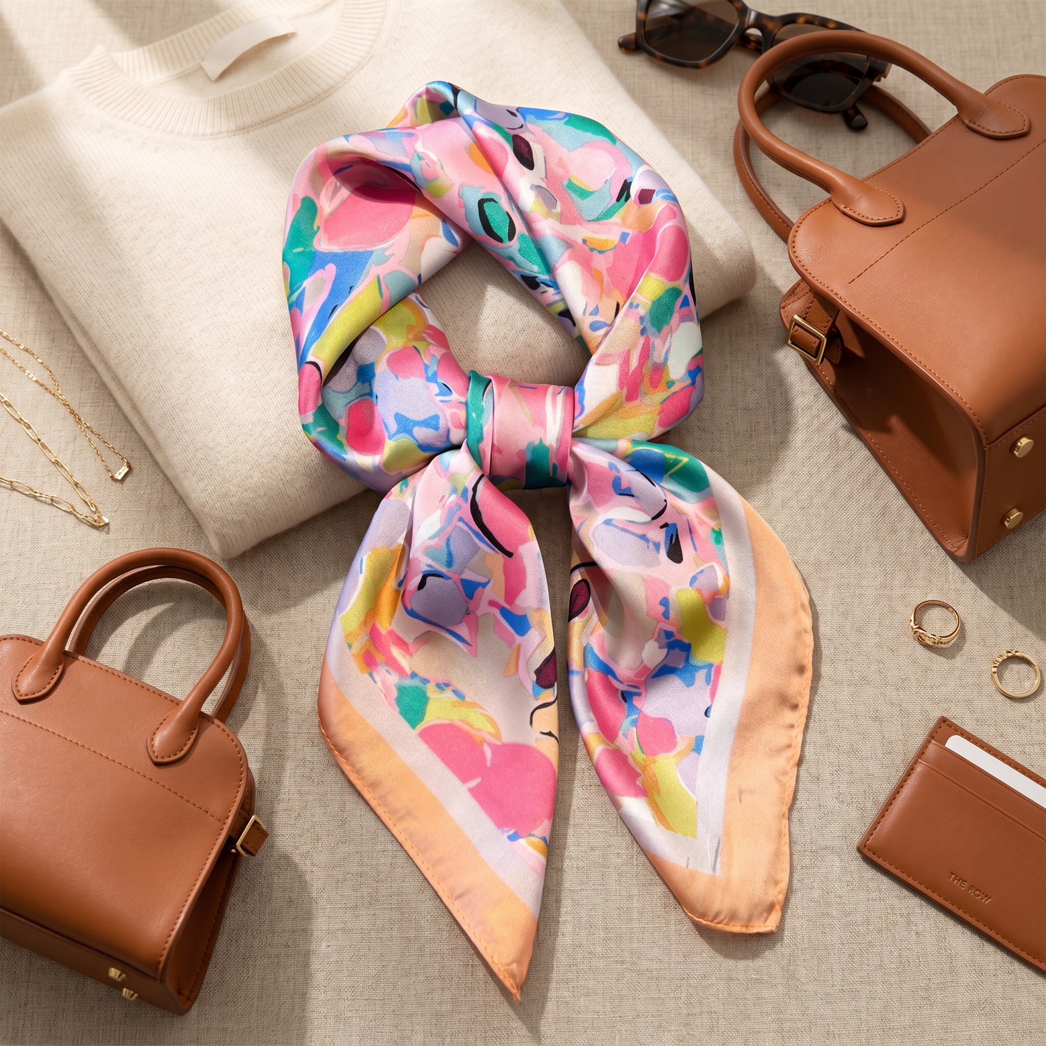 Roselys Paris foulard femme rose bleu ciel fleuri carré satiné 70x70 cm, porté au cou