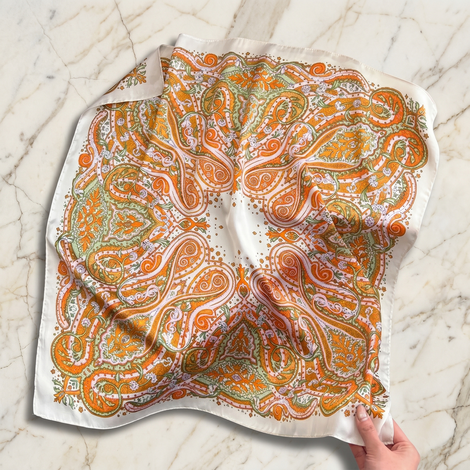 Roselys Paris foulard femme orange doré paisley carré satiné 70x70 cm