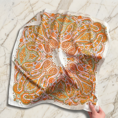 Roselys Paris foulard femme orange doré paisley carré satiné 70x70 cm