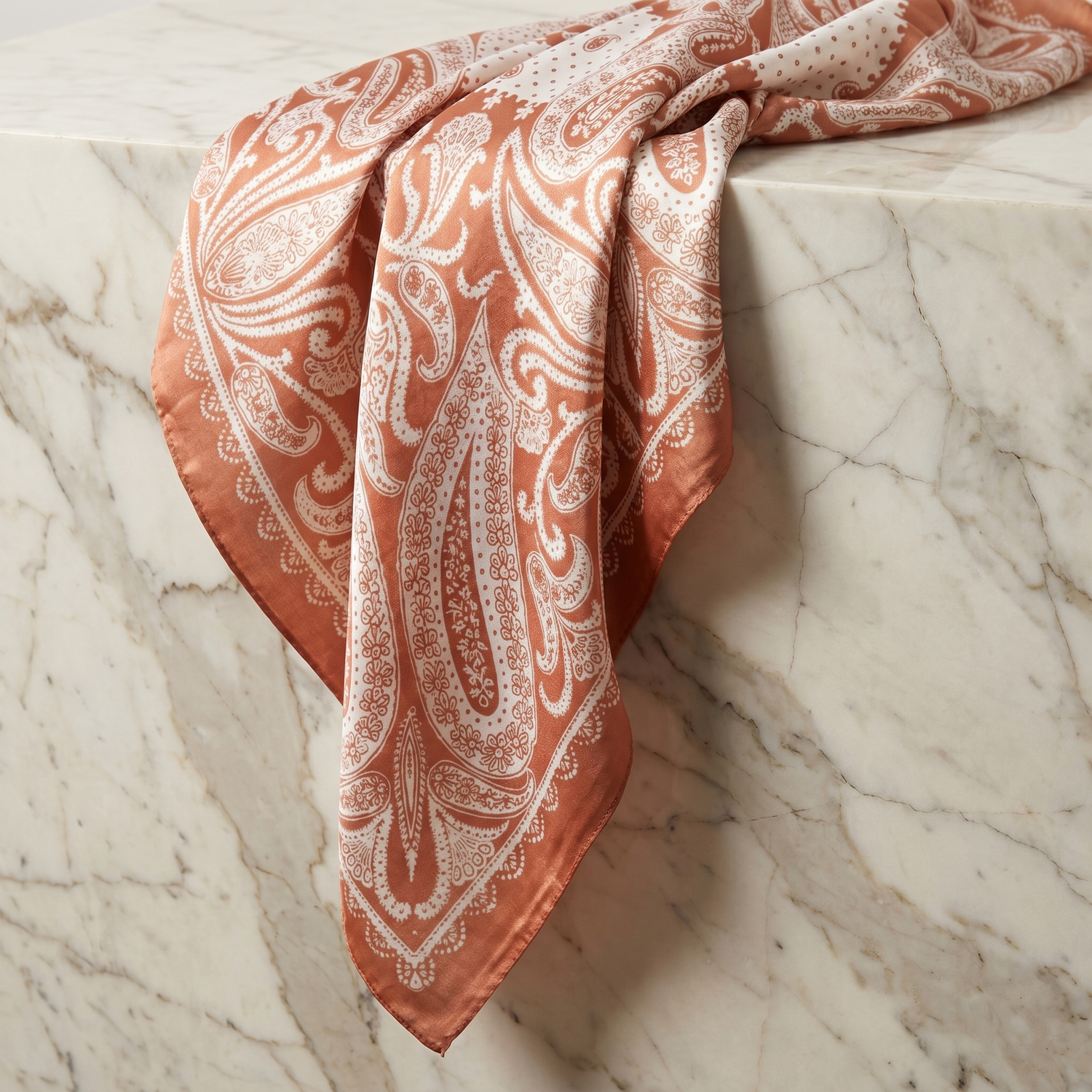 Roselys Paris foulard femme orange crème paisley carré satiné 70x70 cm