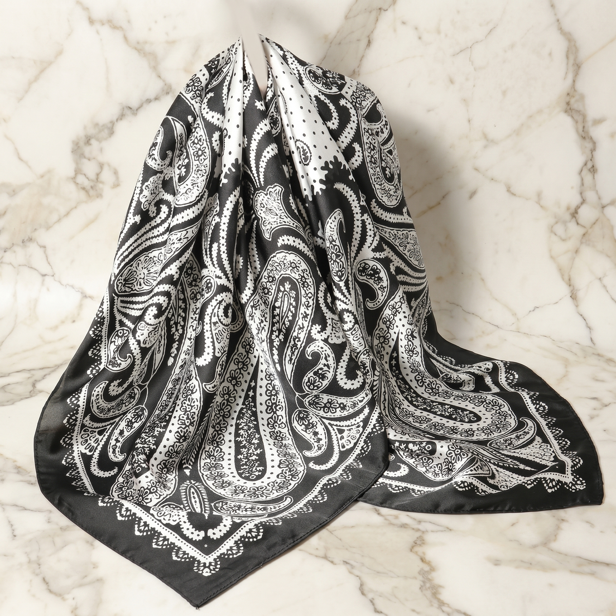 Roselys Paris foulard femme noir blanc paisley carré satiné 70x70 cm