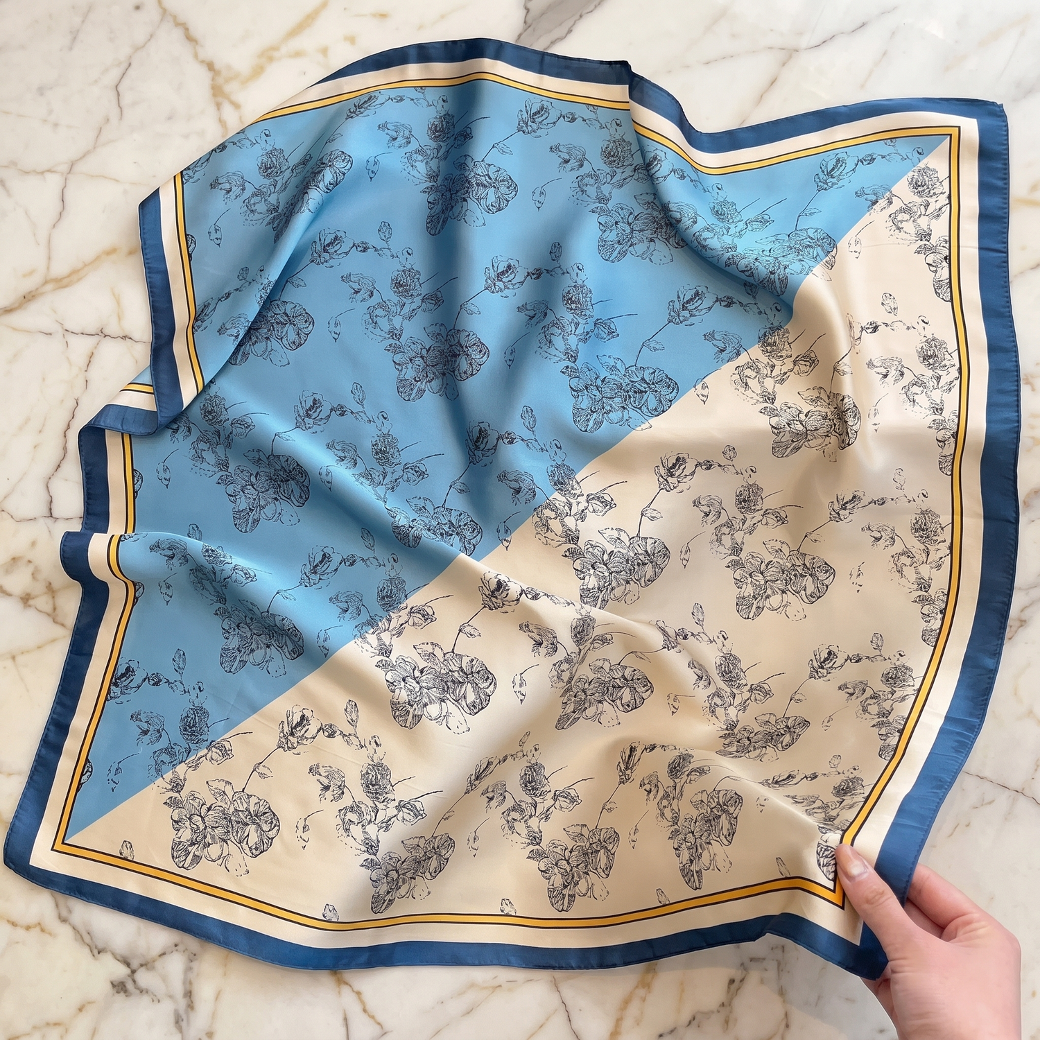 Roselys Paris foulard femme bleu beige paisley carré satiné 70x70 cm