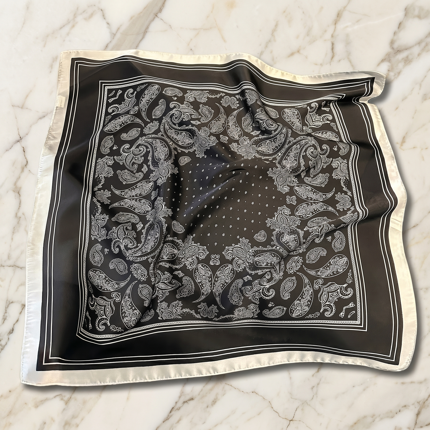 Roselys Paris foulard femme noir gris baroque carré satiné 70x70 cm