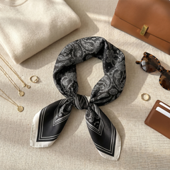 Roselys Paris foulard femme noir gris baroque carré satiné 70x70 cm, porté au cou